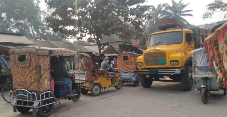 বাকৃবিতে রিকশাচালকদের দৌরাত্ম্যের অভিযোগ